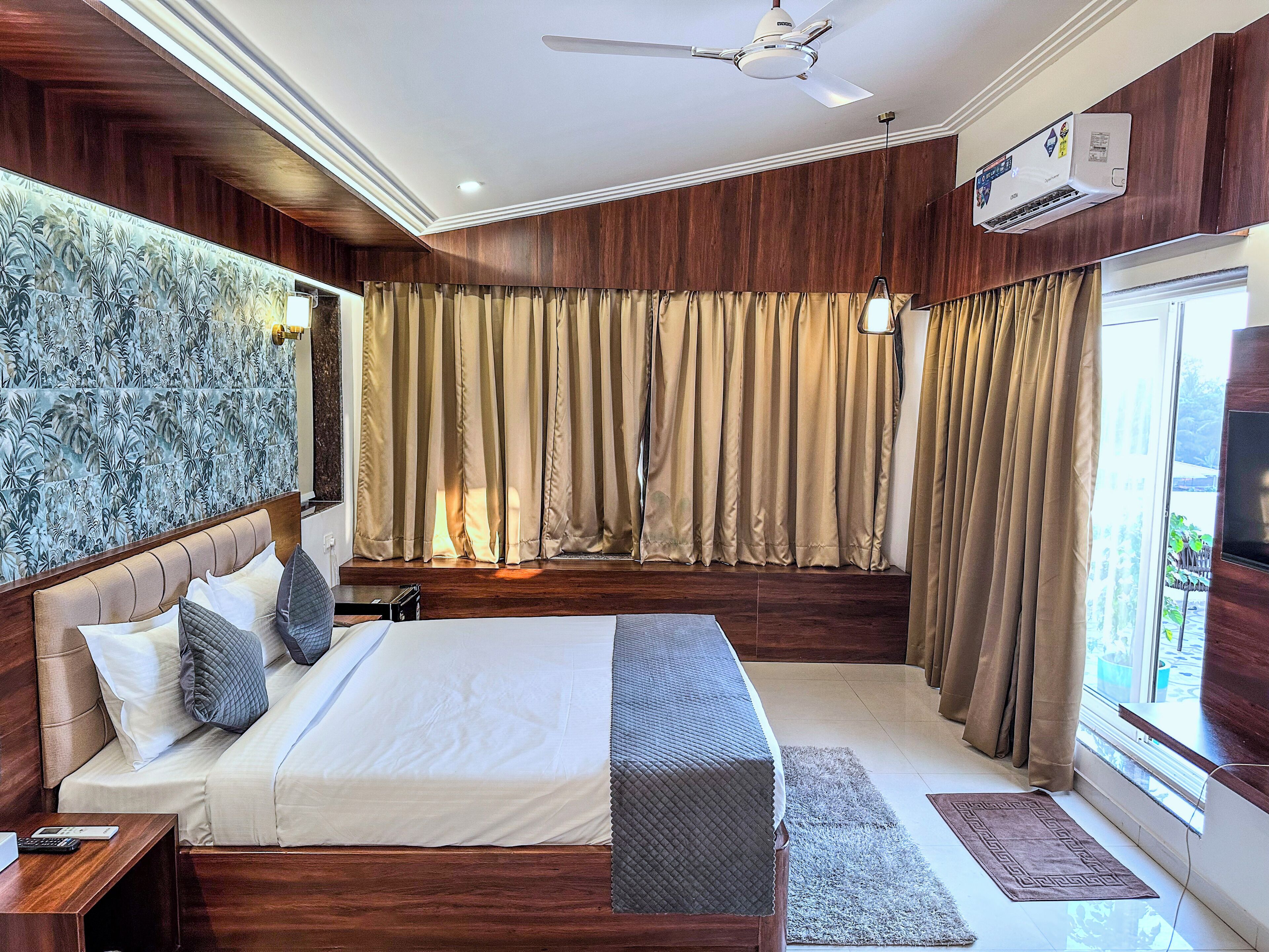 Luxury Room, Mountain View | Desk, laptop workspace, free WiFi