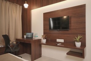 Desk, laptop workspace, free WiFi - High Five (Assagao)