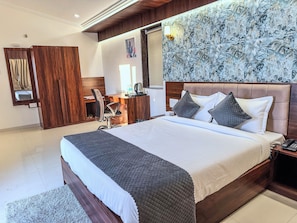 Luxury Room, Mountain View | Desk, laptop workspace, free WiFi - High Five (Assagao)