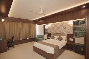 Executive Room, City View | Desk, laptop workspace, free WiFi - High Five (Assagao)