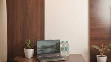 デスク、ノートパソコン用作業スペース、WiFi (無料)