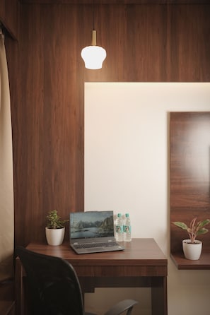 Desk, laptop workspace, free WiFi - High Five (Assagao)