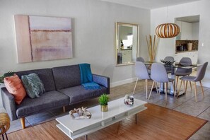 TV - Relaxed 2BR Coastal Haven with Pool, Minutes from the Beach! - (Key Biscayne)