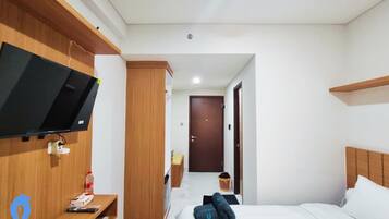 Standard Studio, 1 Queen Bed, Balcony, Courtyard View