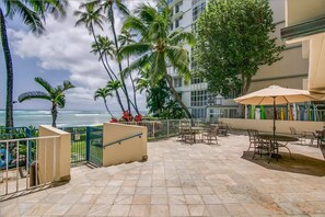 Lobby sitting area - @ Marbella Lane - Breezy Studio@diamond Head Beach Hotel (Honolulu)
