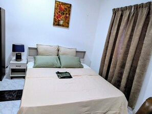 Iron/ironing board, WiFi, bed sheets
