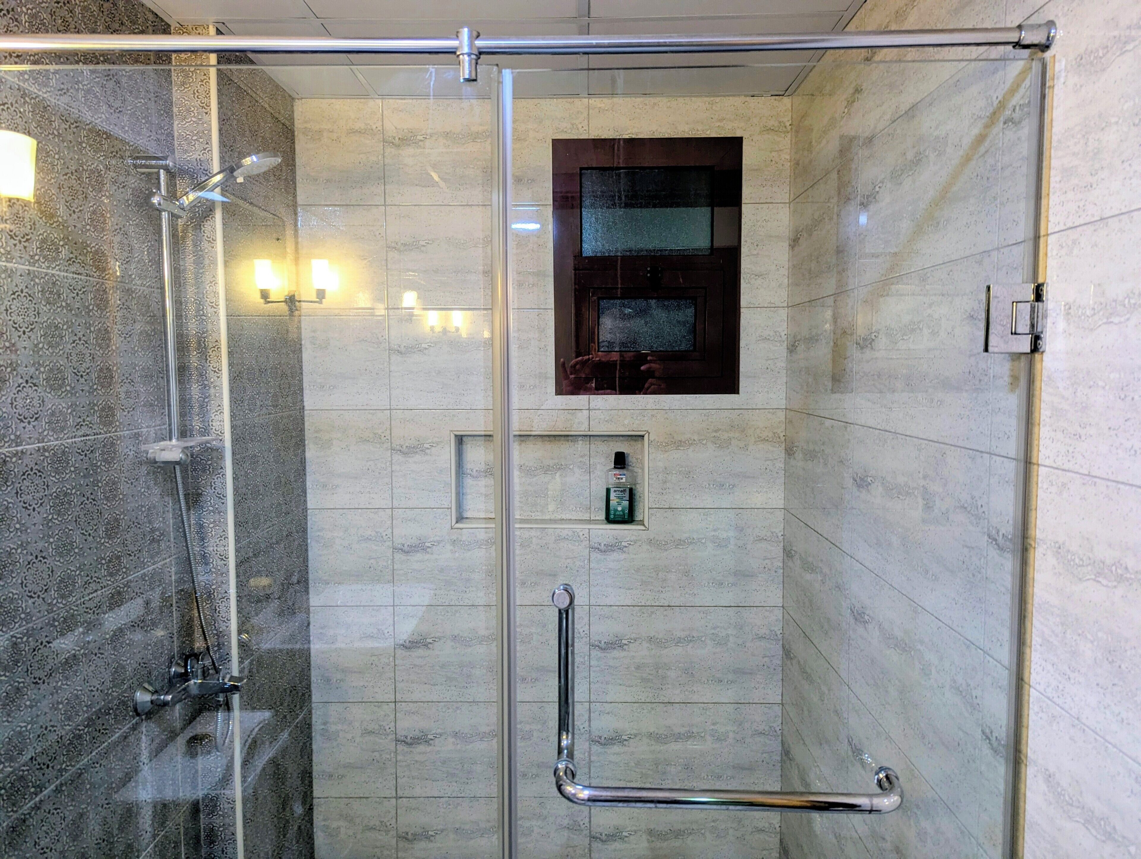 Douche, articles de toilette écologiques, sèche-cheveux, bidet