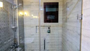 Douche, articles de toilette écologiques, sèche-cheveux, bidet