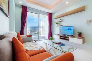 Presidential Suite, 2 Bedrooms, Club Lounge Access, City View | Egyptian cotton sheets, premium bedding, down comforters - Vivian Boutique The Botanica Residence (Tan Son Hoa)