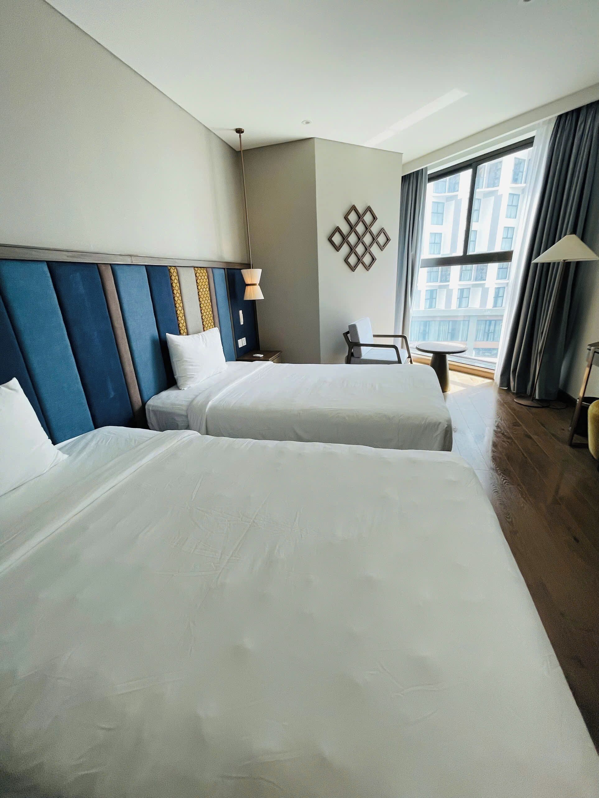 خزنة داخل الغرفة ومكتب ومساحة عمل للكمبيوتر المحمول ومكواة/لوح كي