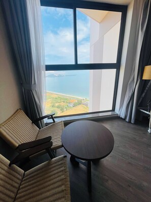 Habitación Deluxe con 1 cama doble o 2 individuales, vistas al mar | Minibar, caja fuerte, escritorio y tabla de planchar con plancha