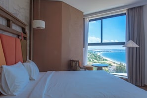 Phòng đôi hoặc 2 giường đơn Deluxe, quang cảnh biển | Minibar, két bảo mật tại phòng, bàn, bàn ủi/dụng cụ ủi quần áo 