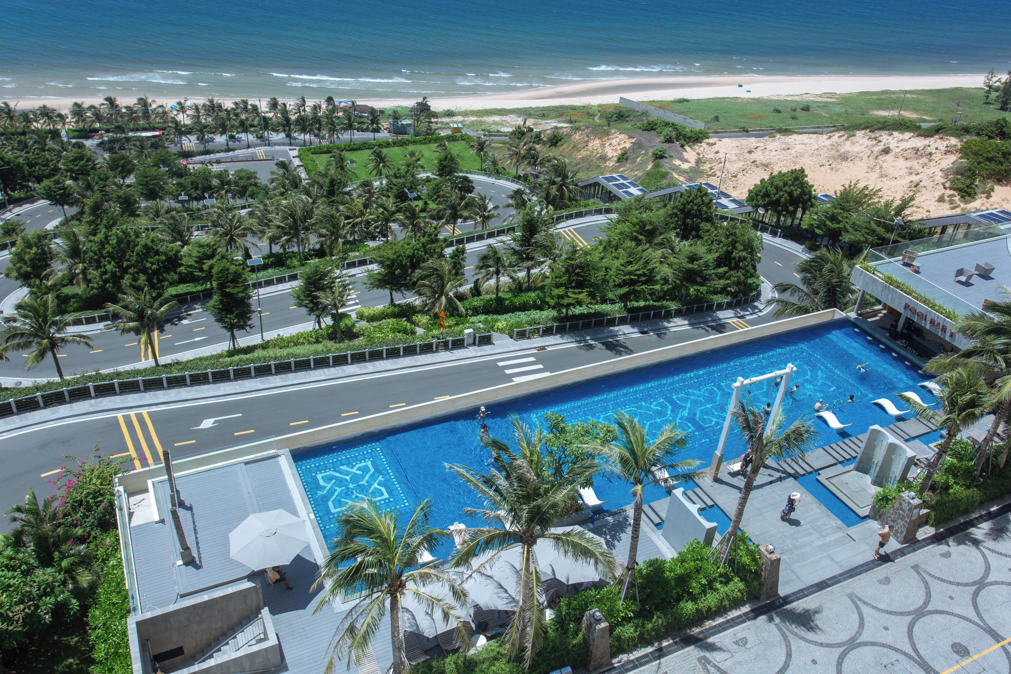 6 室外游泳池，池畔遮阳伞，日光浴躺椅