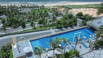 6 kolam renang outdoor, dengan payung kolam renang dan kursi berjemur