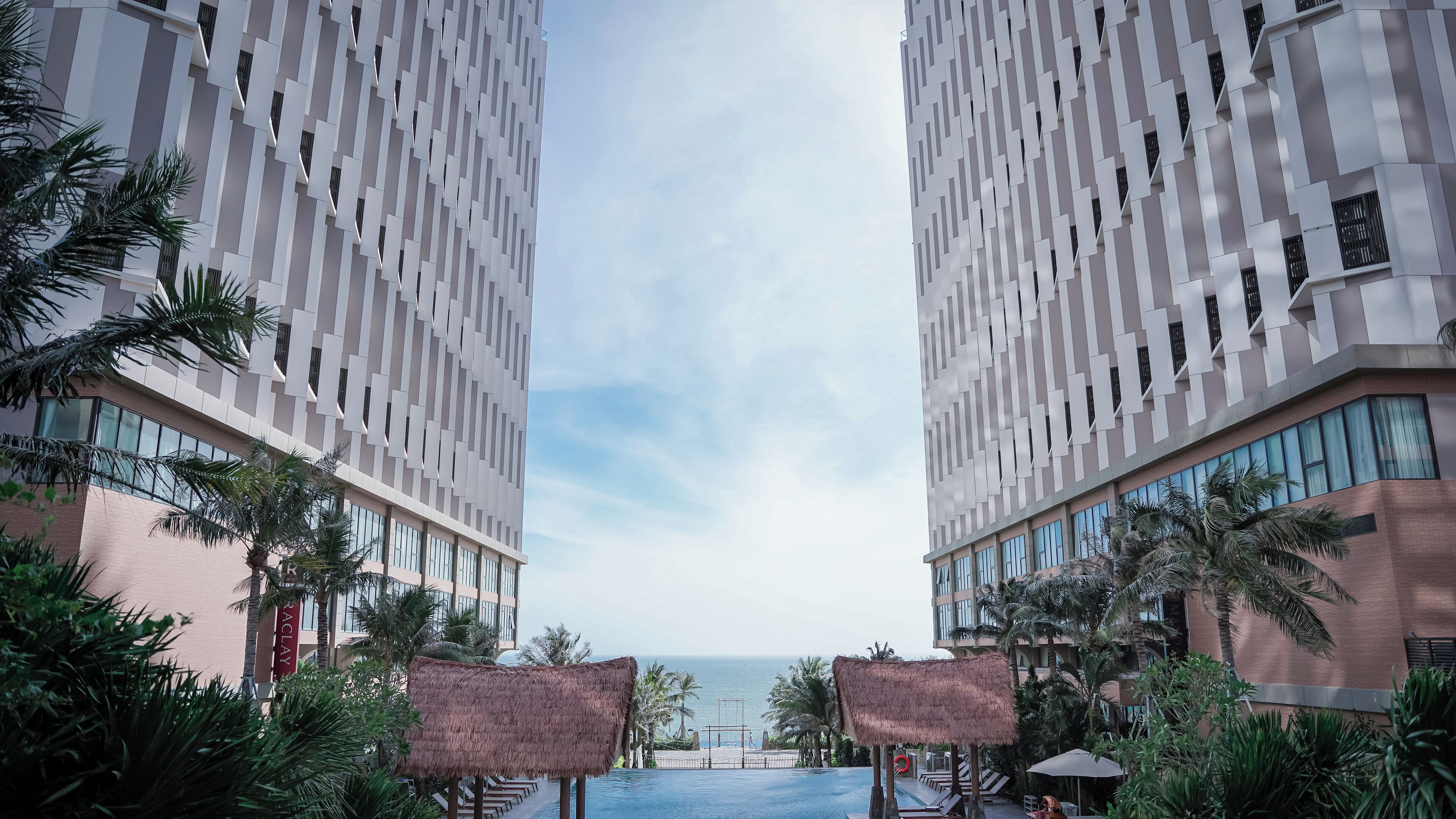 6 outdoor pools, pool umbrellas, sun loungers