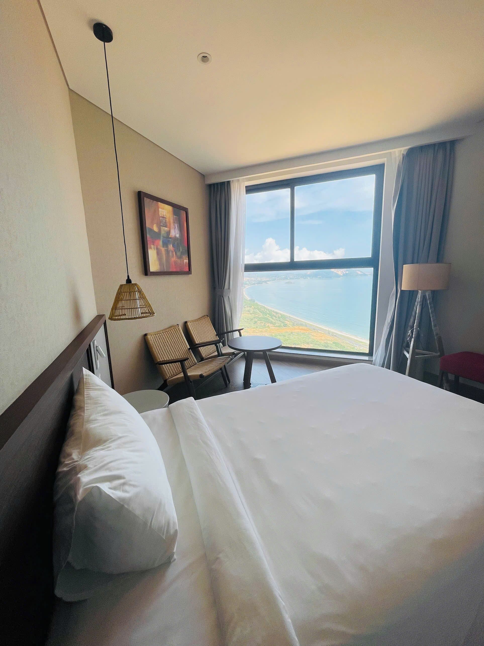 خزنة داخل الغرفة ومكتب ومساحة عمل للكمبيوتر المحمول ومكواة/لوح كي