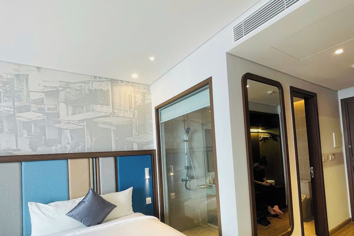 Minibar, caja de seguridad en la habitación y escritorio