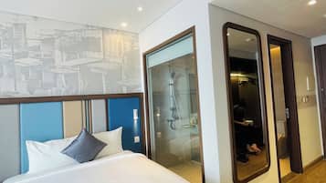 Studio Suite Junior, 2 Tempat Tidur Queen | Minibar, brankas, meja kerja, dan setrika/meja setrika