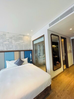 Suite estudio junior, 2 camas de matrimonio | Minibar, caja fuerte, escritorio y tabla de planchar con plancha
