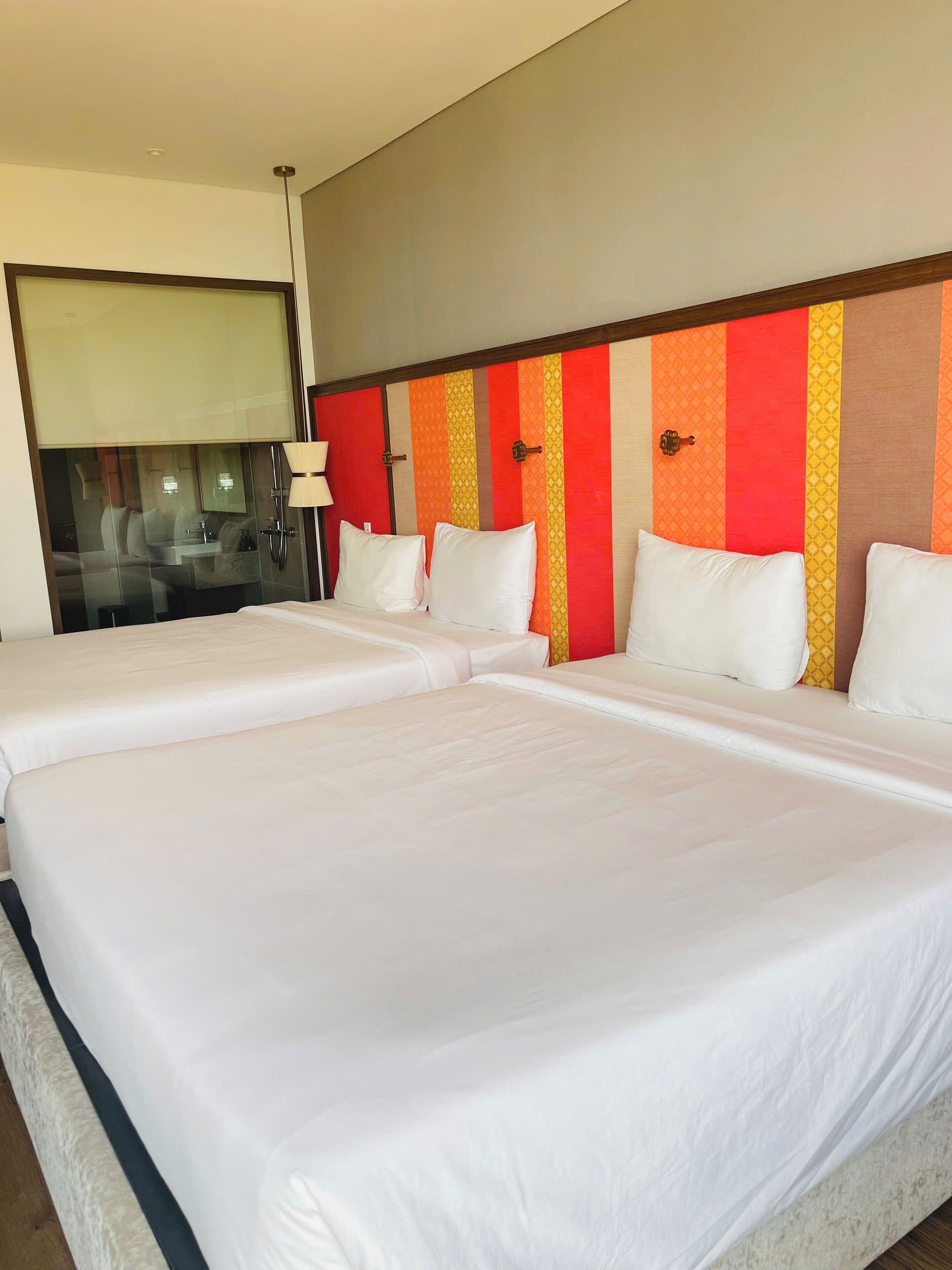 خزنة داخل الغرفة ومكتب ومساحة عمل للكمبيوتر المحمول ومكواة/لوح كي