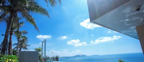 6 outdoor pools, pool umbrellas, sun loungers