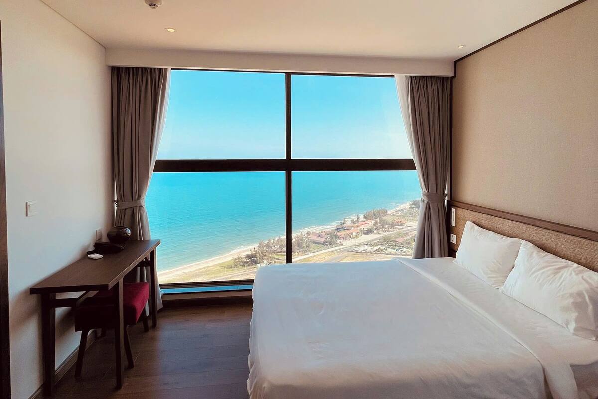 Junior suite, 2 slaapkamers, uitzicht op het strand | Een minibar, een kluis op de kamer, een bureau