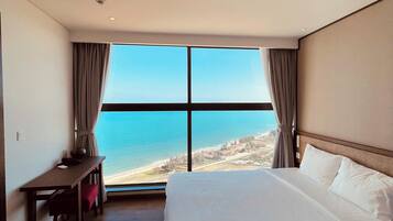 Suite junior, 2 habitaciones, vista a la playa | Minibar, caja de seguridad en la habitación y escritorio