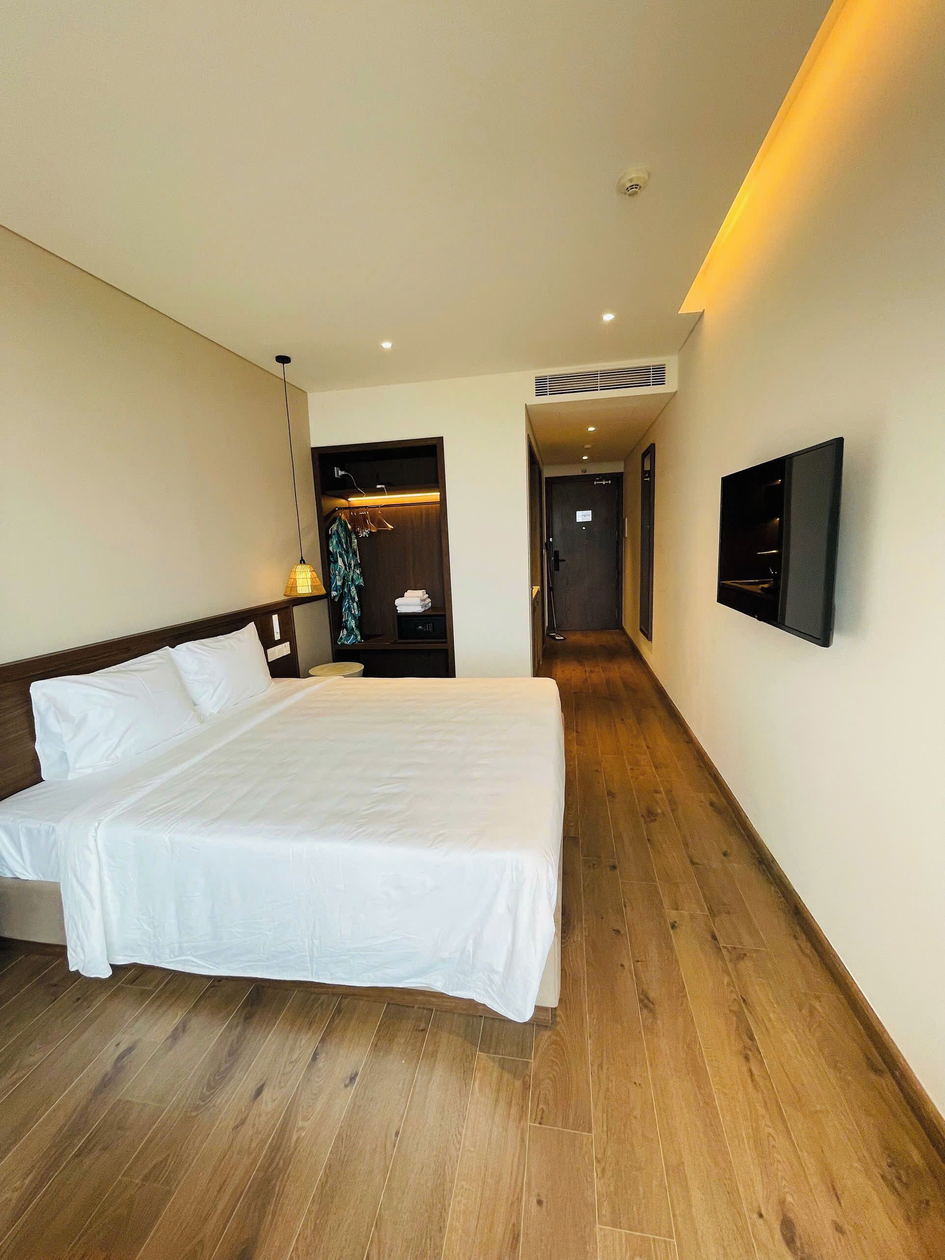 خزنة داخل الغرفة ومكتب ومساحة عمل للكمبيوتر المحمول ومكواة/لوح كي