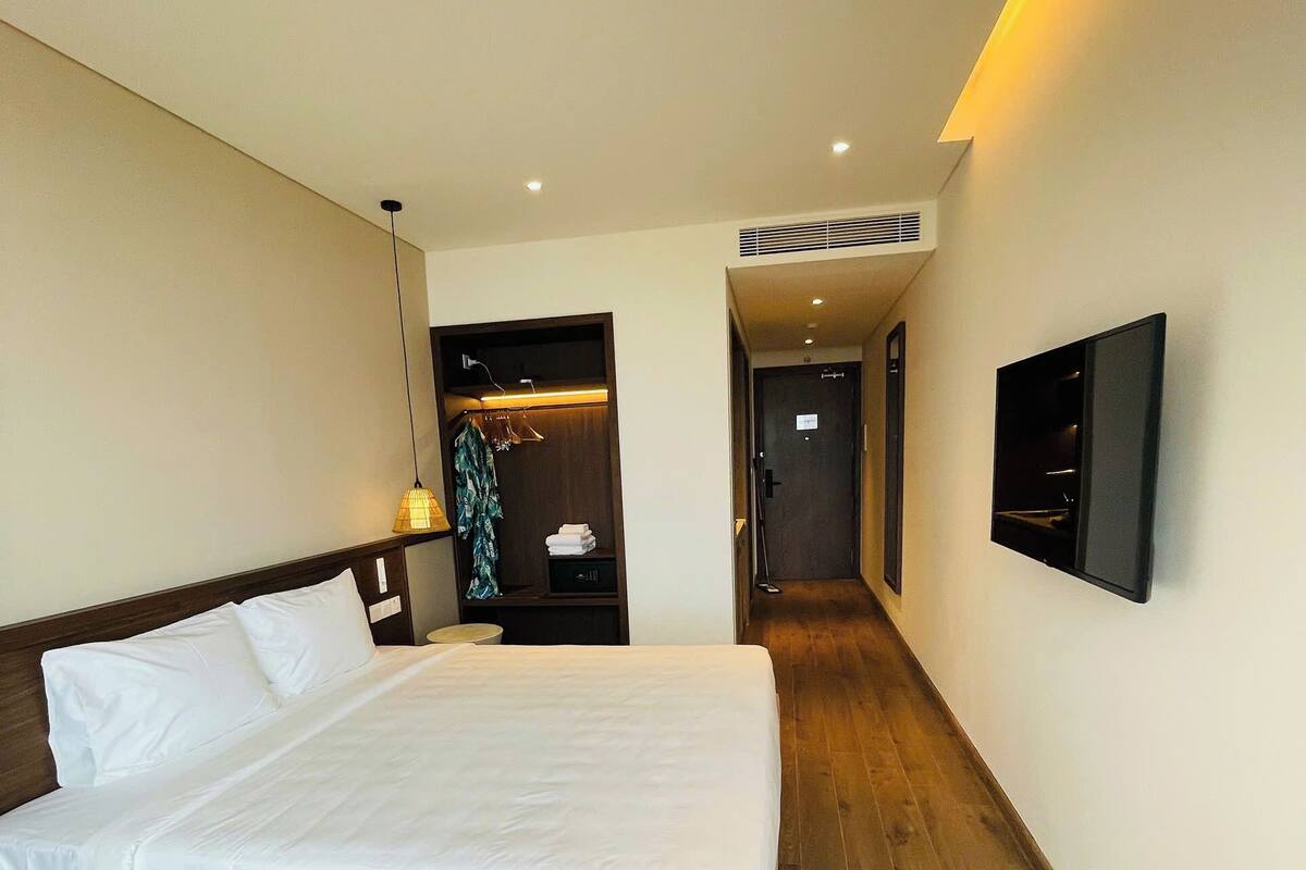 Deluxe kamer, 1 twee- of 2 eenpersoonsbedden, uitzicht op zee | Een minibar, een kluis op de kamer, een bureau