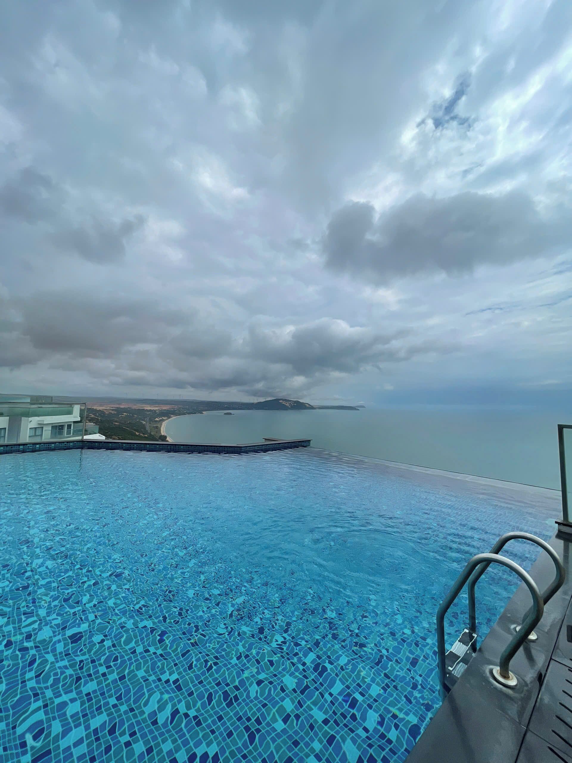 6 piscinas al aire libre, sombrillas, sillones reclinables de piscina