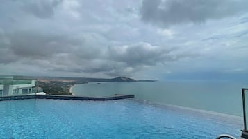 6 outdoor pools, pool umbrellas, sun loungers