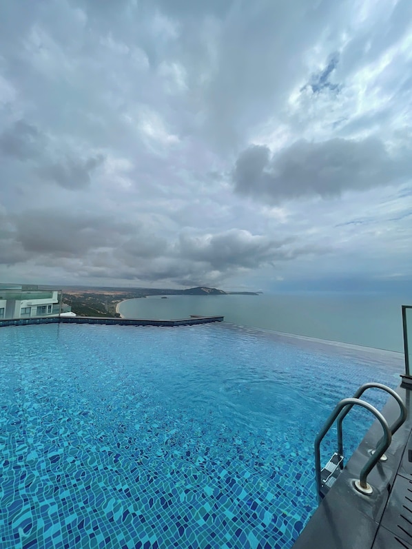 6 piscinas al aire libre, sombrillas, sillones reclinables de piscina