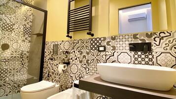 Standard Double Room, Non Smoking, Balcony | Bathroom | Shower, towels, soap, shampoo