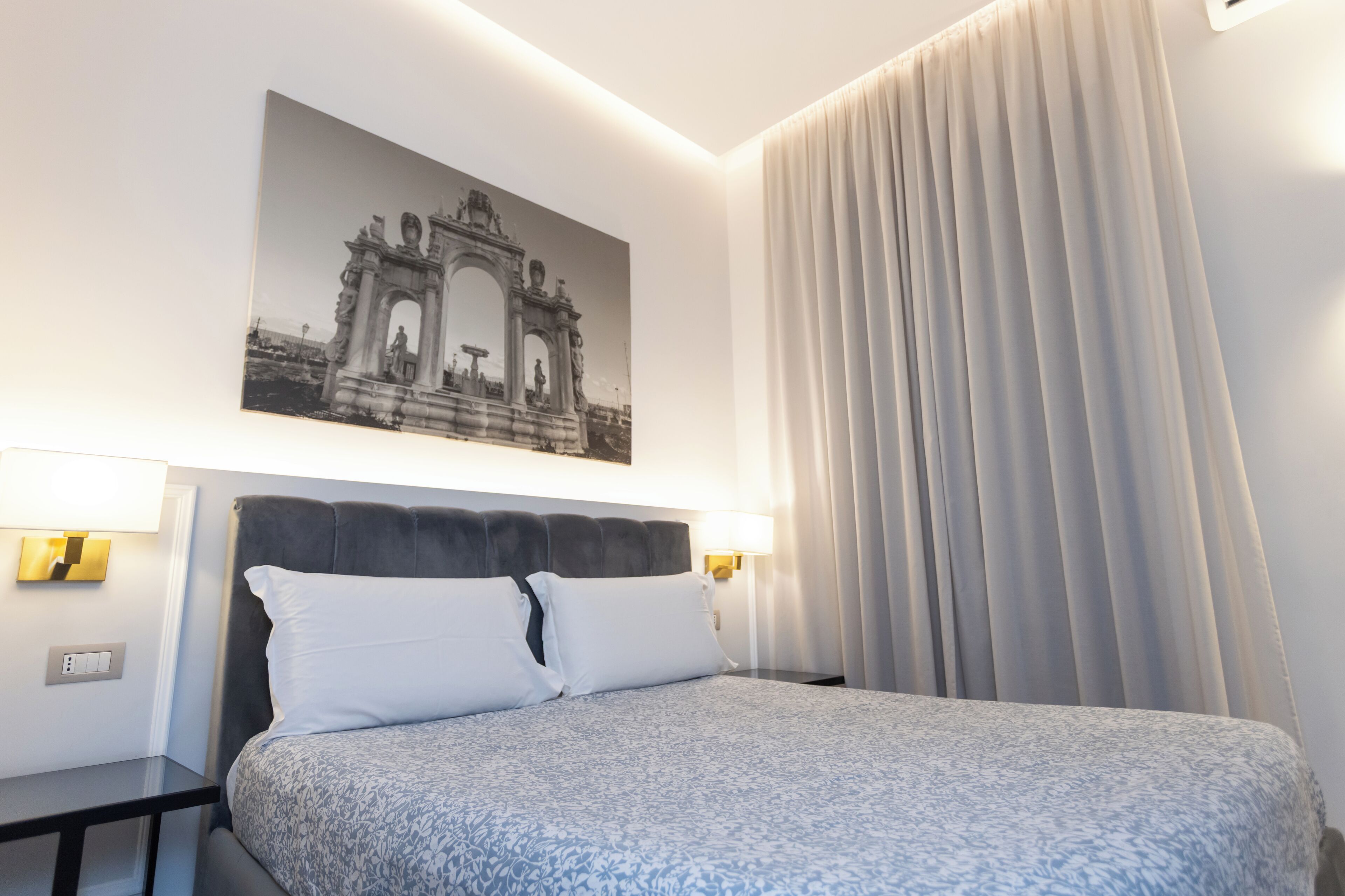 Quarto casal standard, para não fumantes, sacada | Cofres nos quartos, escrivaninha, Wi-Fi de cortesia