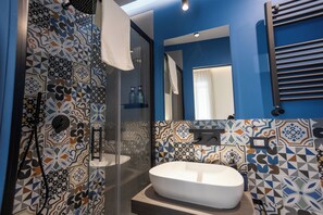Deluxe Triple Room, Non Smoking, Balcony | Bathroom | Shower, towels, soap, shampoo - L'Infinito88 Charmant rooms (Naples)