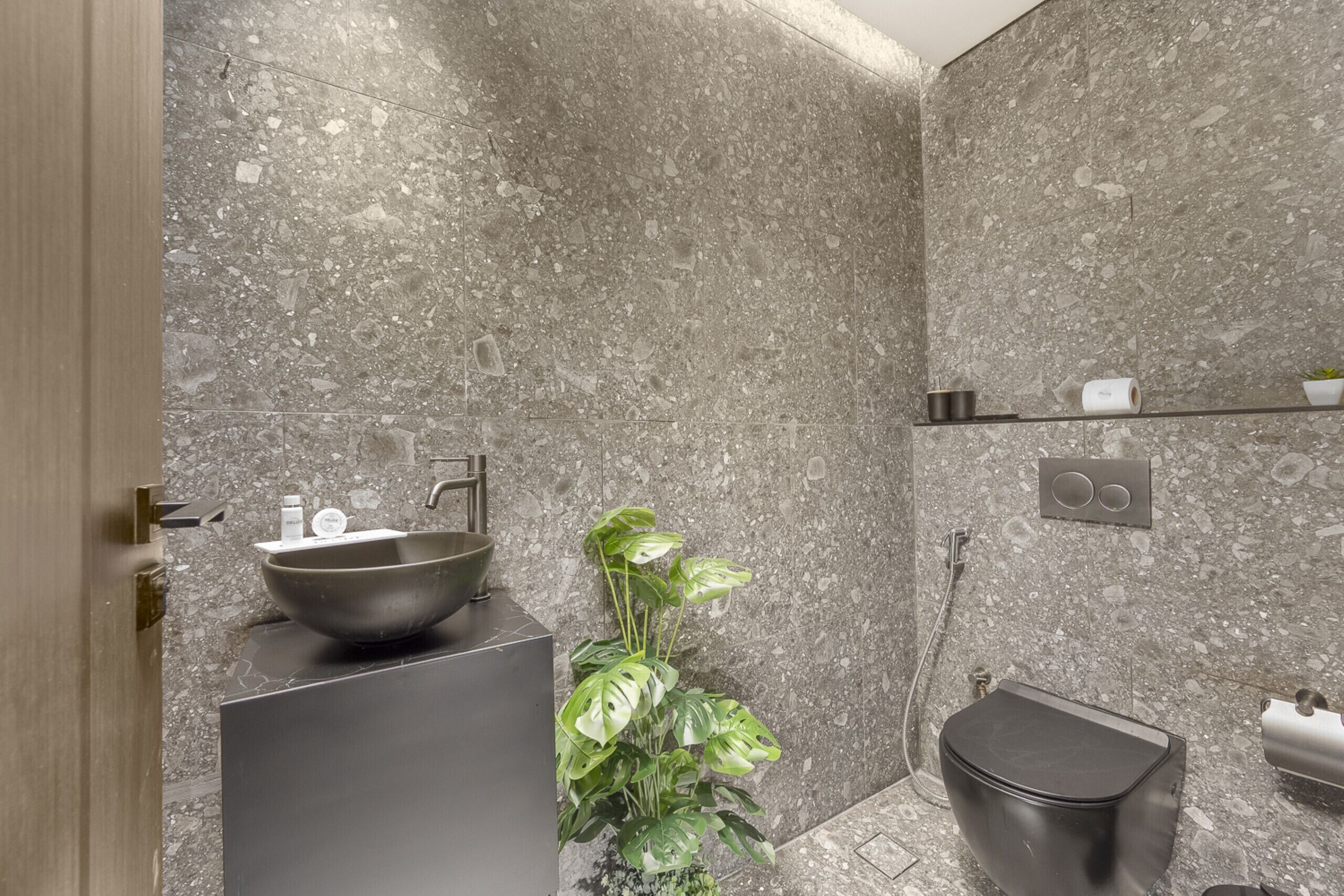Ein modernes Badezimmer mit einem großen Waschbecken, einer Toilette und einer Duschkabine.