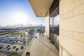 Property grounds - Balcony with a Glimpse of the Burj Khalifa, Minutes Walk to Zabeel Stadium (Dubai)