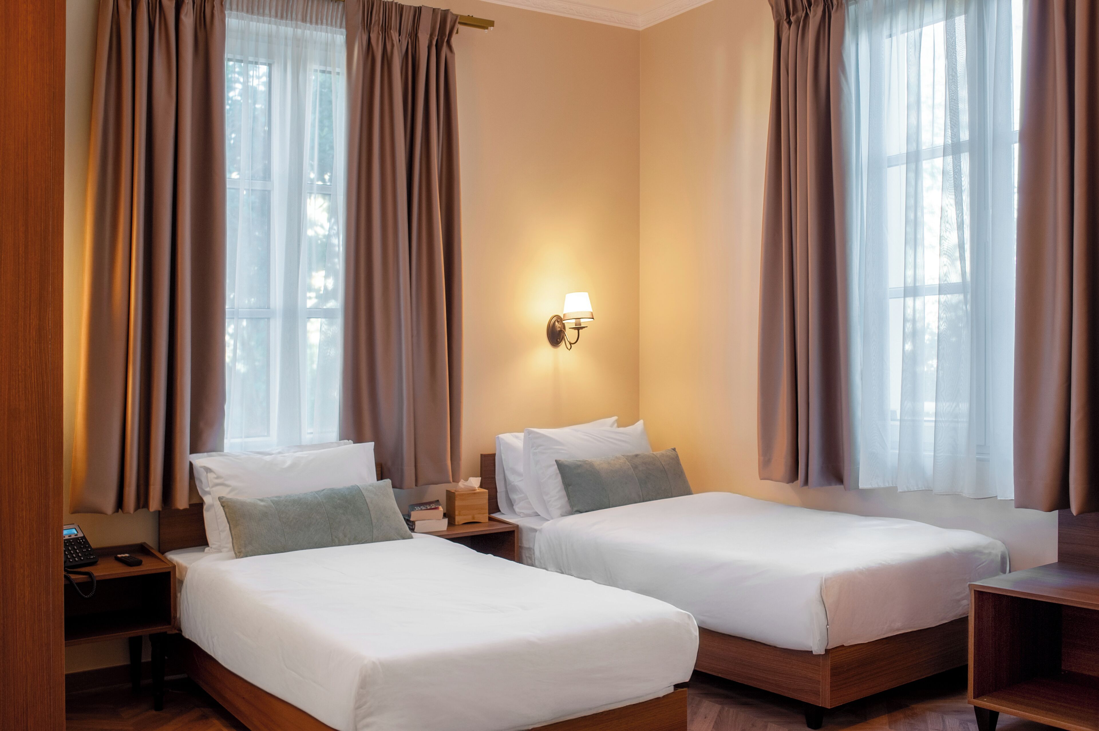 Comfort Twin Room | In-room safe, desk, laptop workspace, blackout drapes