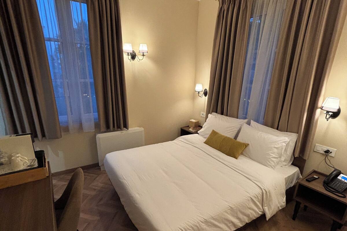 خزنة داخل الغرفة ومكتب ومساحة عمل للكمبيوتر المحمول وستائر تعتيم