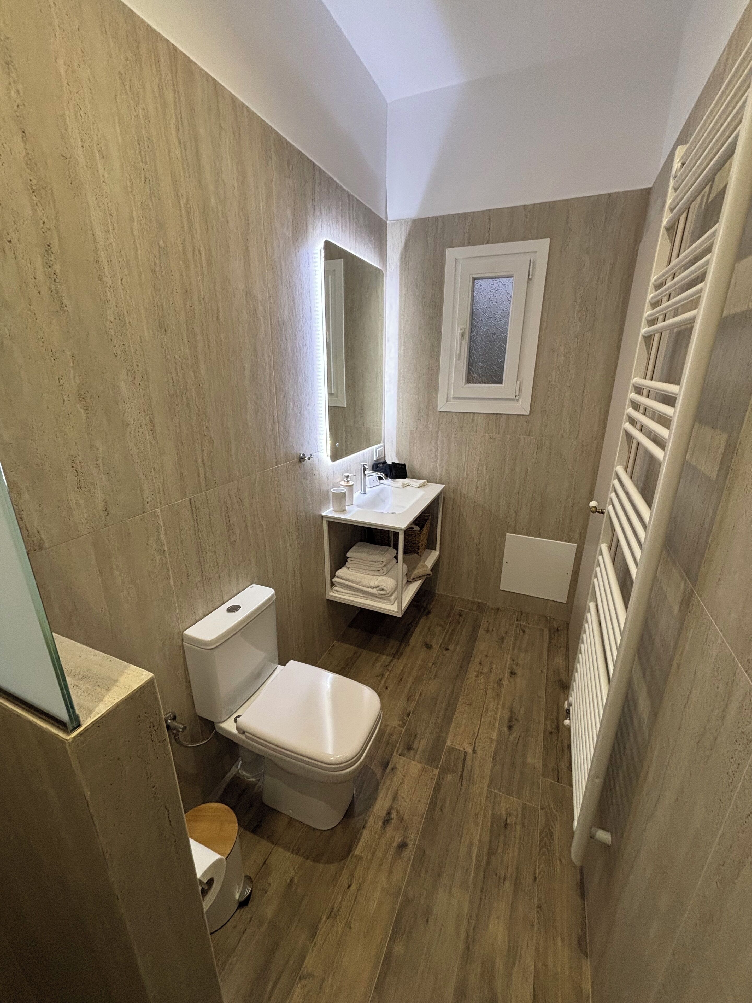 ファミリー 4 人部屋 | バスルーム | シャワー、ヘアドライヤー、スリッパ、タオル