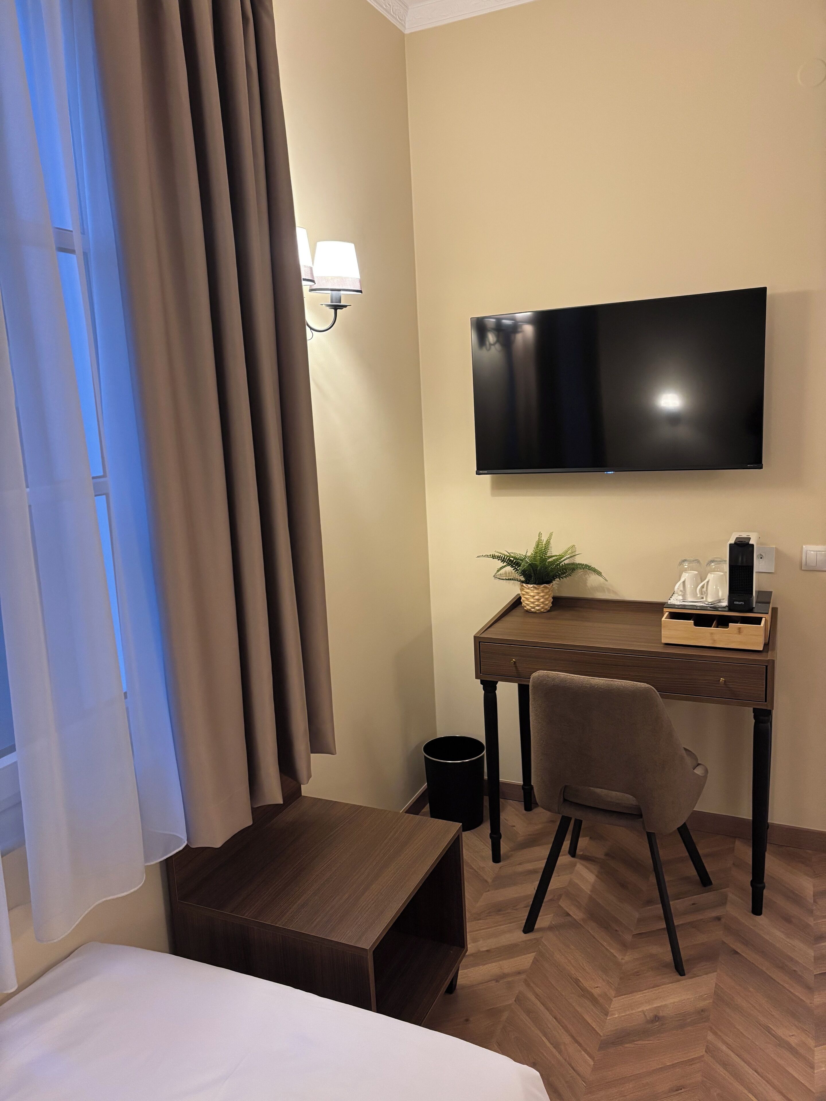 خزنة داخل الغرفة ومكتب ومساحة عمل للكمبيوتر المحمول وستائر تعتيم