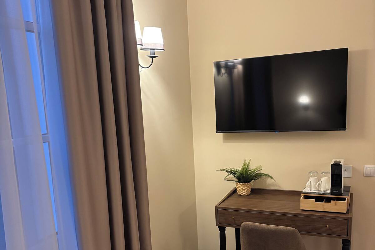 خزنة داخل الغرفة ومكتب ومساحة عمل للكمبيوتر المحمول وستائر تعتيم