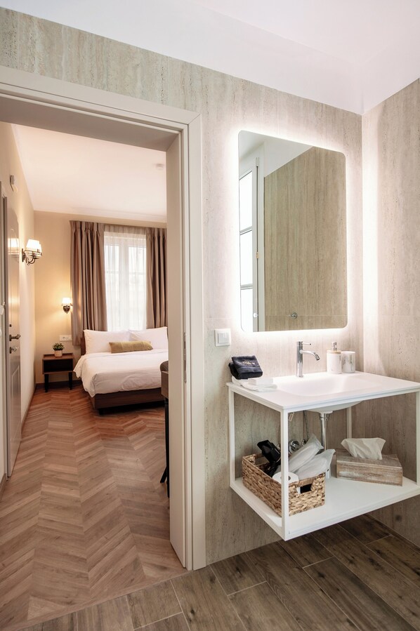 Comfort Double Room | In-room safe, desk, laptop workspace, blackout curtains