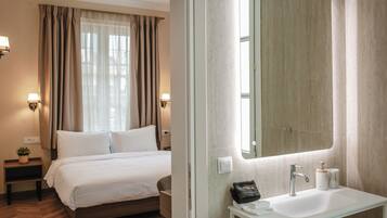 Kamar Double Comfort | Brankas, meja kerja, ruang kerja ramah laptop, dan tirai kedap cahaya