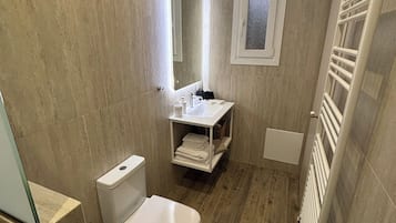 Dusche, Haartrockner, Hausschuhe, Handtücher