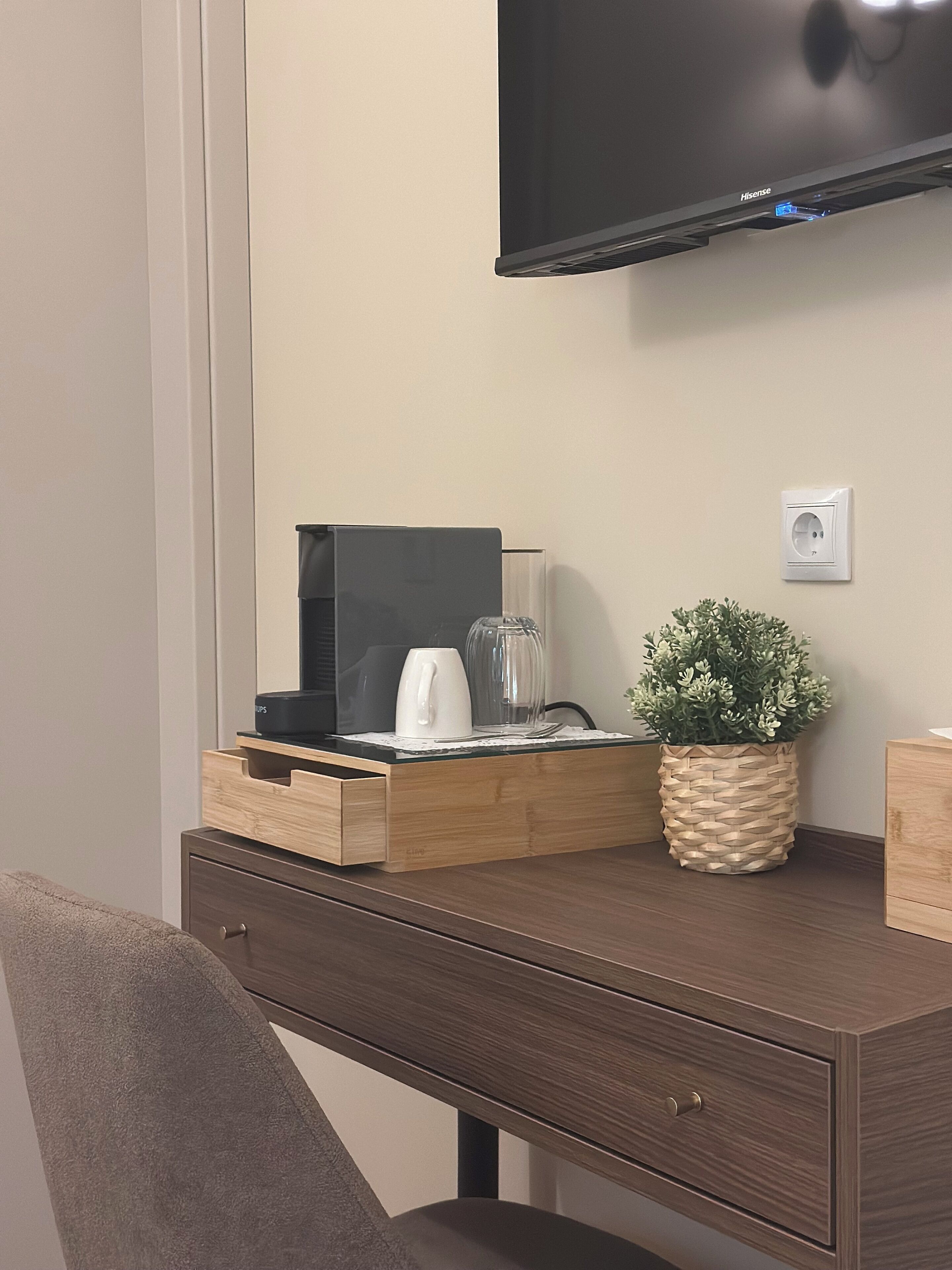 Standaard eenpersoonskamer, op benedenverdieping | Een kluis op de kamer, een bureau, een laptopwerkplek