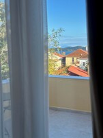 高级双人房, 阳台 | 客房内保险箱、办公桌、笔记本电脑工作区、遮光窗帘