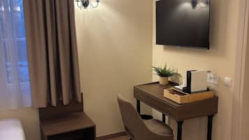 Comfort Twin kamer | Een kluis op de kamer, een bureau, een laptopwerkplek