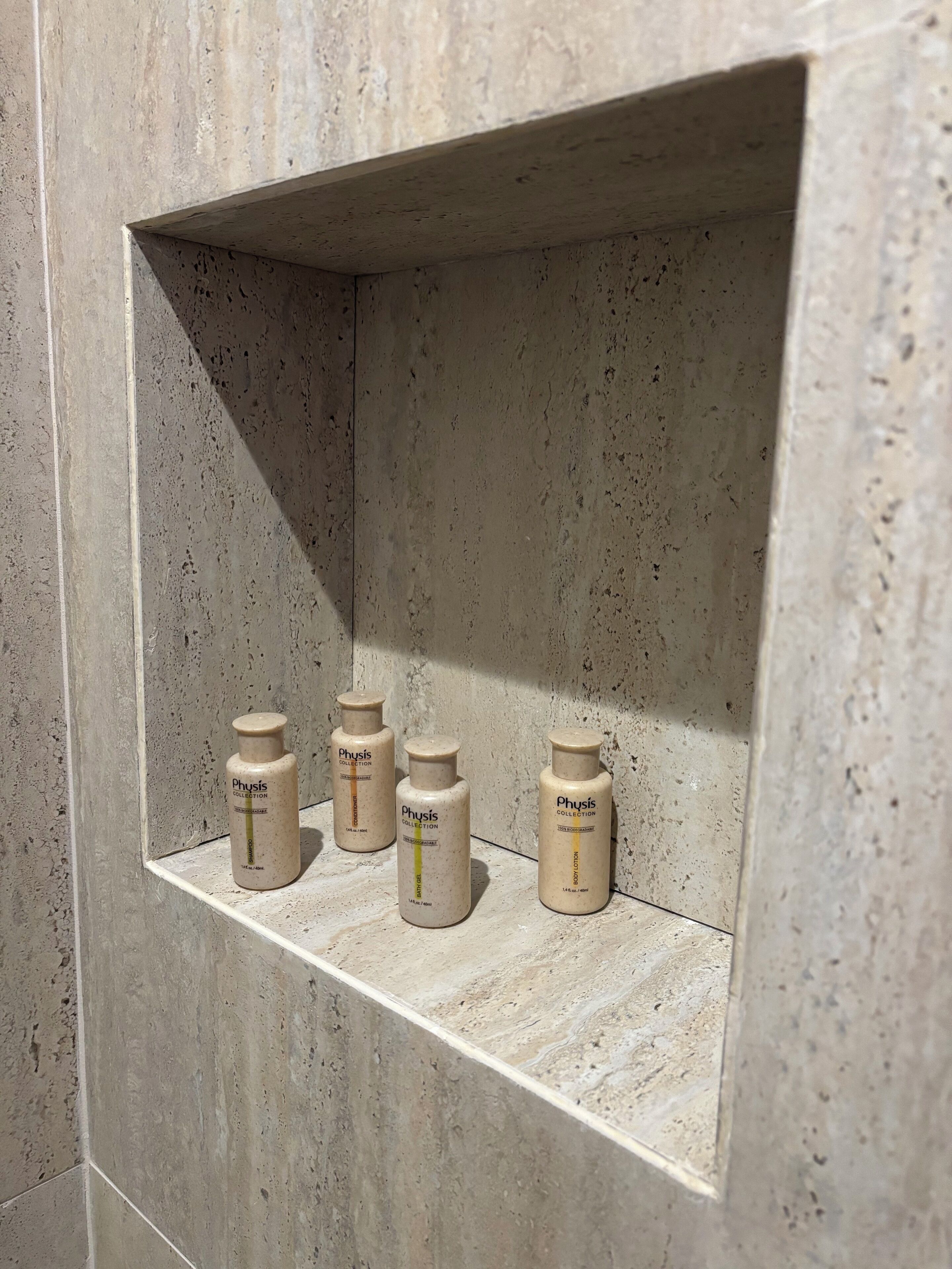 淋浴設備、吹風機、拖鞋、毛巾