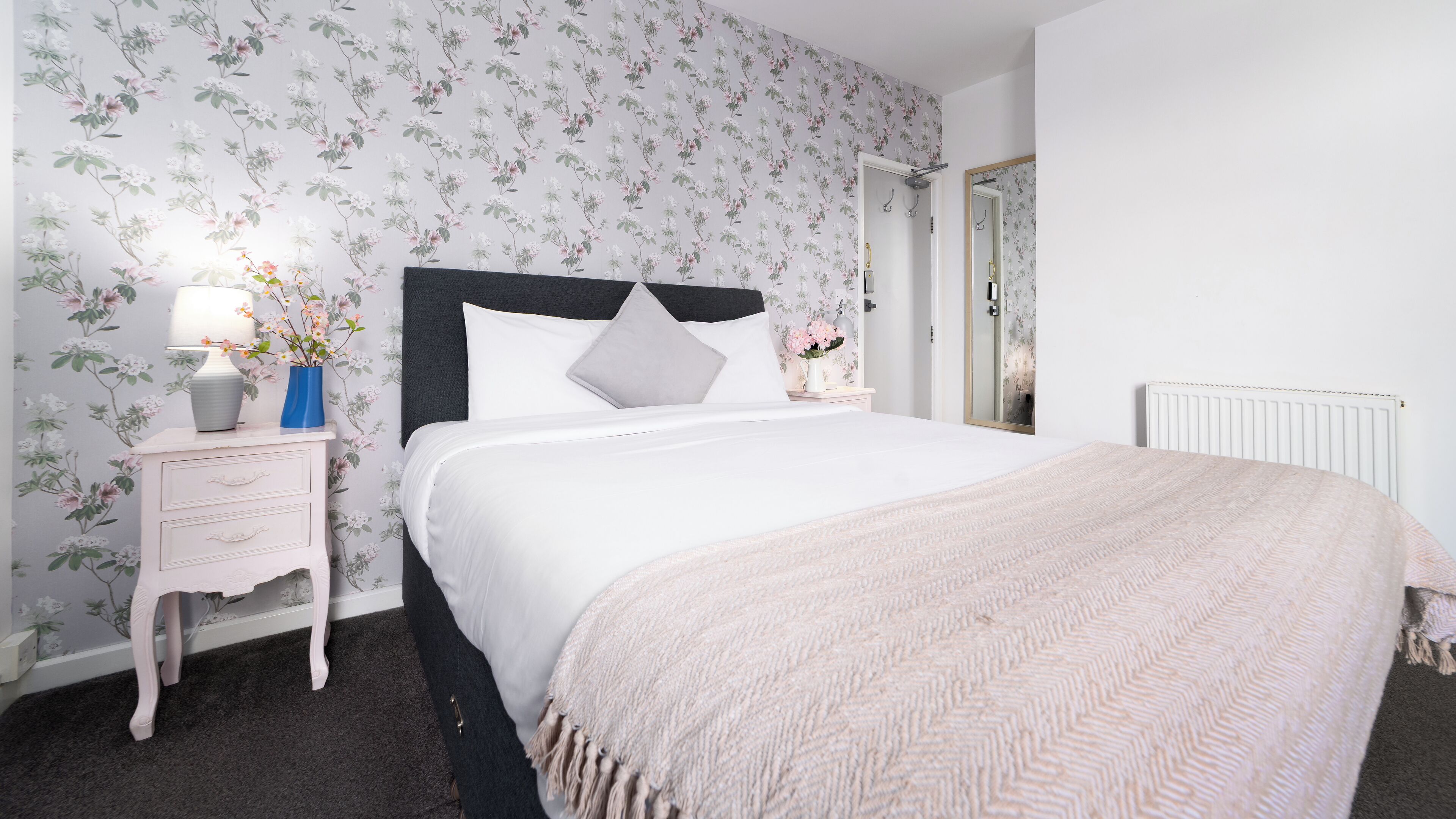 コンフォート ダブルルーム クイーンベッド 1 台 | デスク、ノートパソコン用作業スペース、アイロン / アイロン台、WiFi (無料)